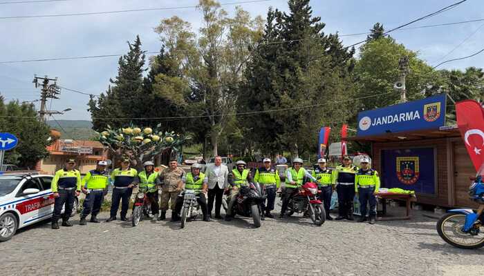 TRAFİK HAFTASI ETKİNLİĞİNDE SÜRÜCÜLERE KASK VE EKİPMAN VERİLDİ!