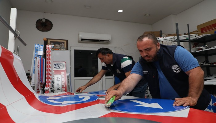 HBB, TRAFİK LEVHALARINI KENDİ ÜRETİYOR!