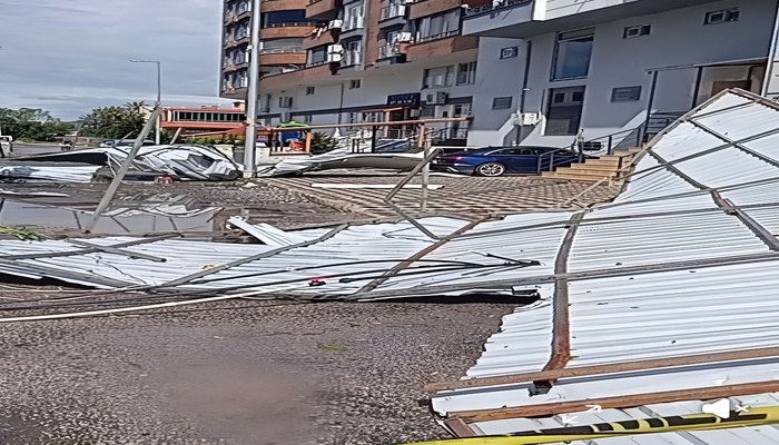 AŞIRI YAĞIŞ VE BERABERİNDEKİ FIRTINA HAYATI OLUMSUZ ETKİLEDİ!