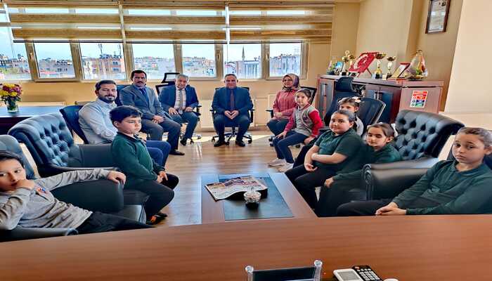BU GÜNÜN KÜÇÜKLERİ, YARININ BÜYÜKLERİ AZDA OLSA İDARECİ KOLTUĞUNA OTURDU!